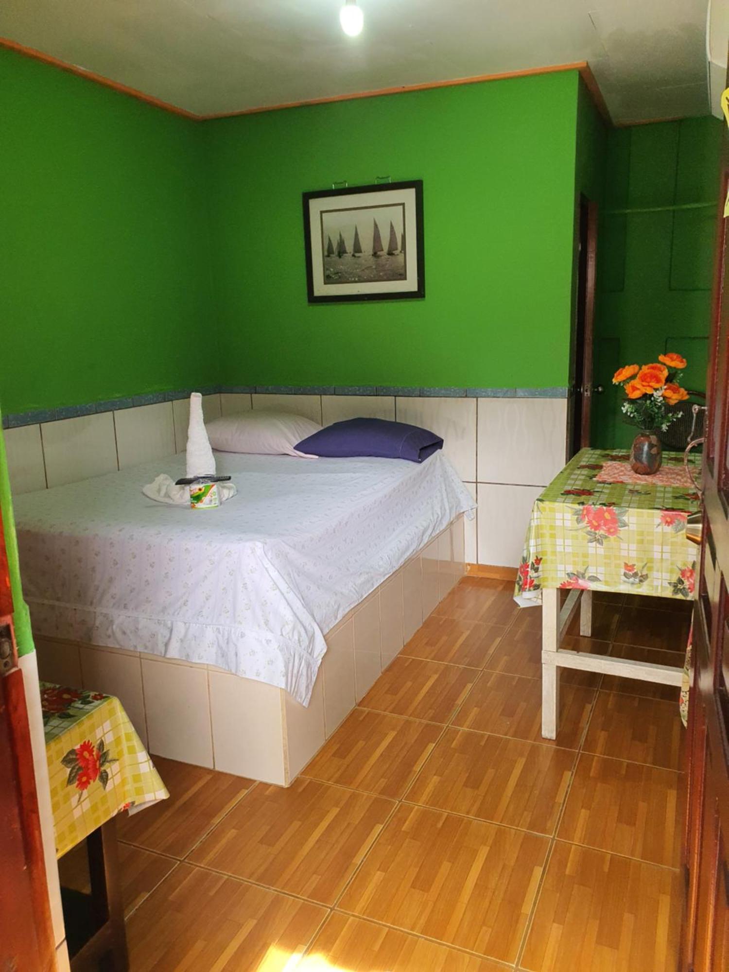 Hotel Economico Coxen Hole Esterno foto