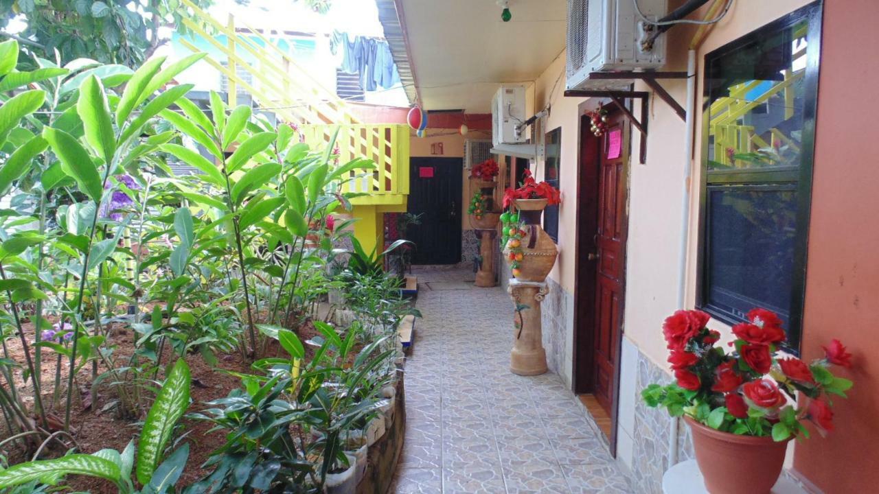 Hotel Economico Coxen Hole Esterno foto